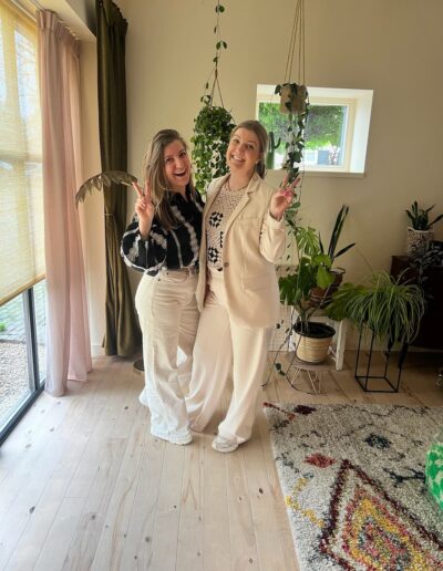Karlijn En Fleur Paerdestal Mode